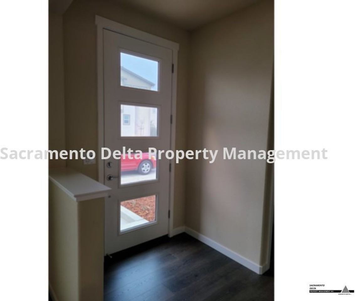 4451 Ocean Ln - Photo 4 of 19