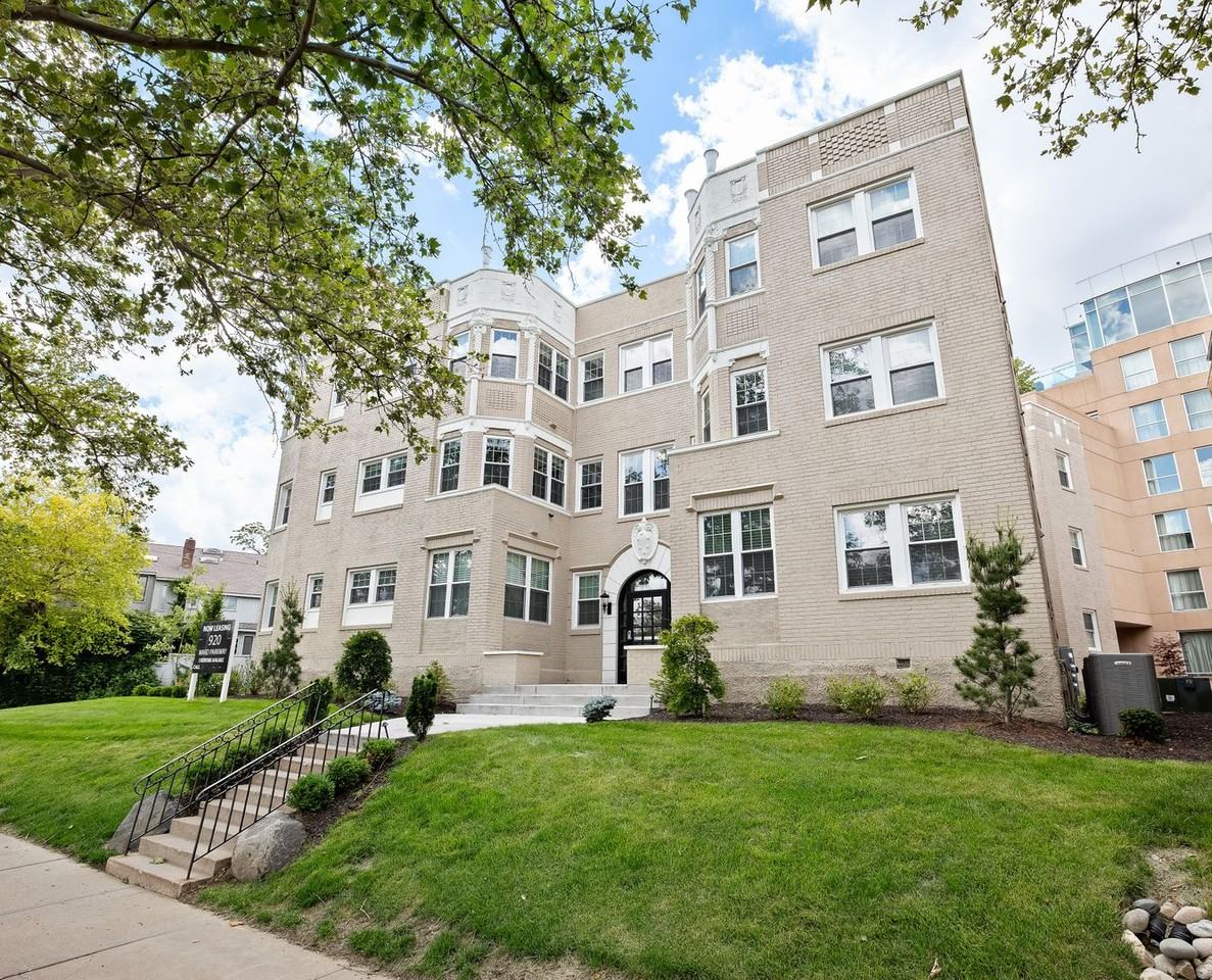 920 Ward Parkway - Photo 2 of 44