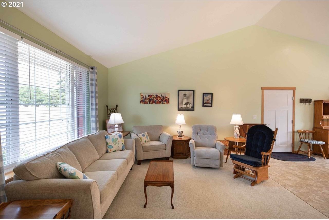 547 Avocet Ave - Photo 2 of 8