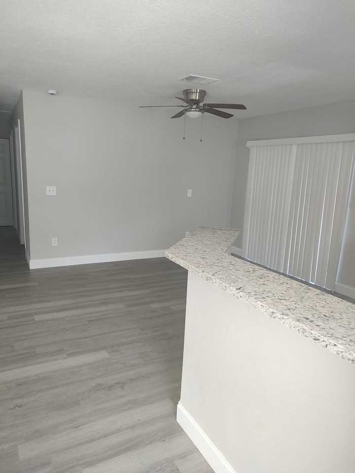8313 N 10th St - Photo 3 of 20