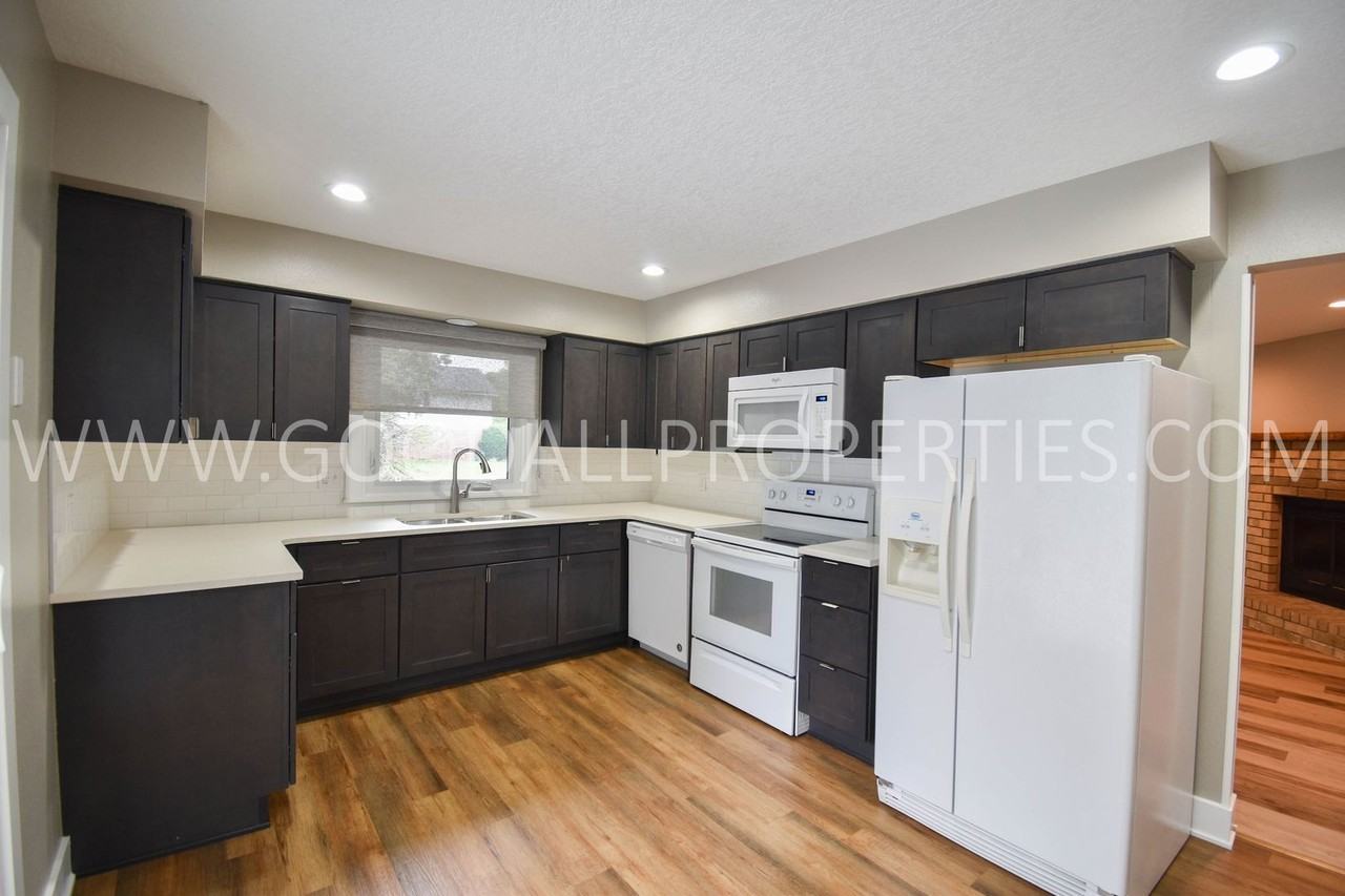 1313 Nw 92nd St - Photo 4 of 16