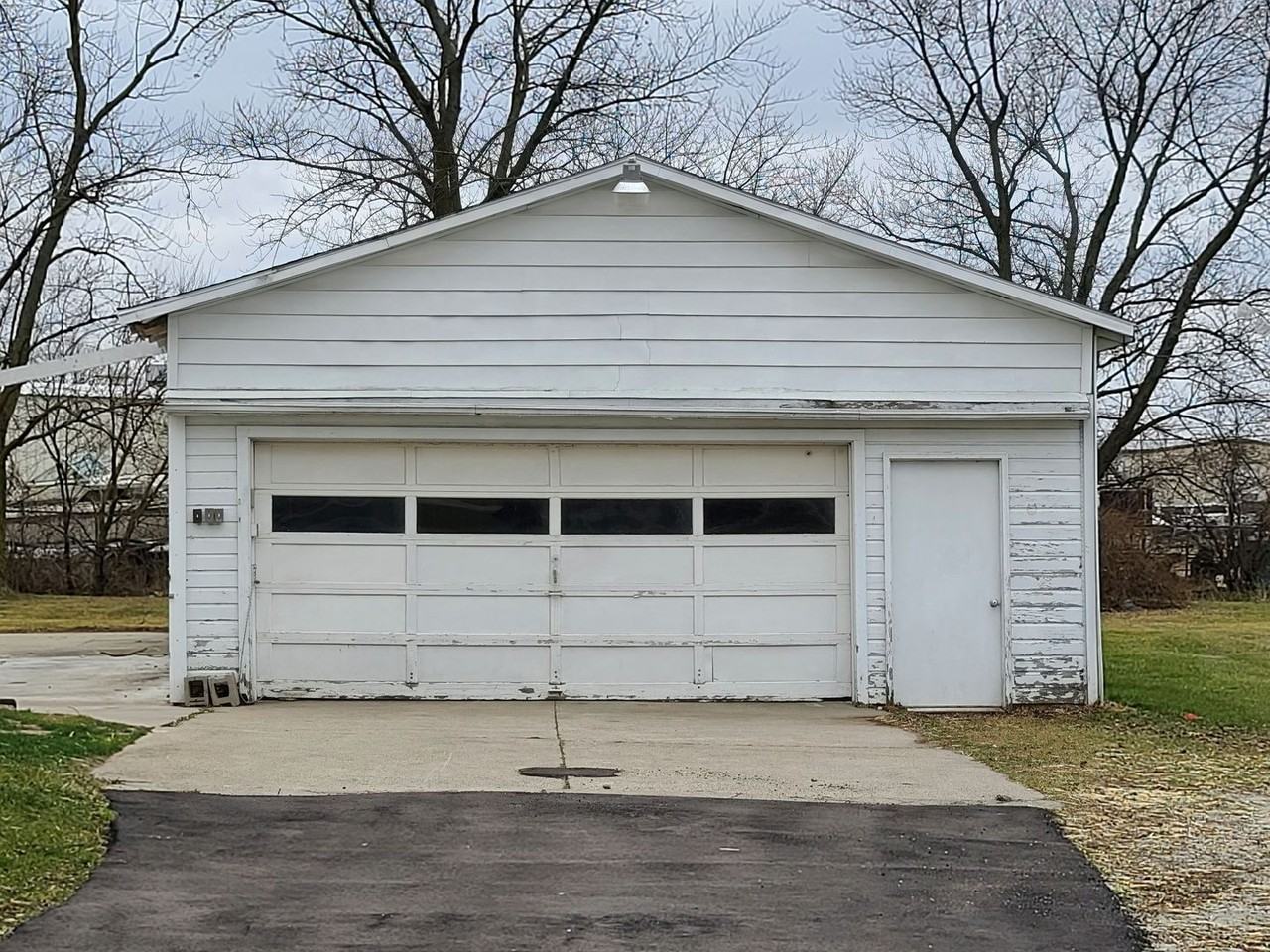 2507 Lincolnway E - Photo 2 of 13