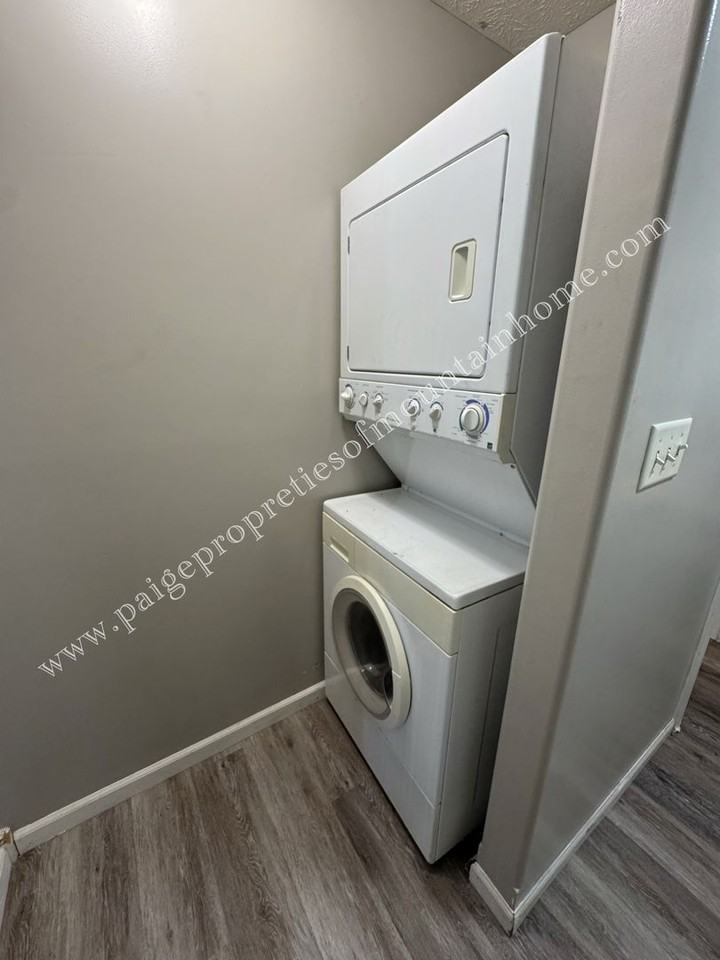 500 Locust Ave - Photo 2 of 13