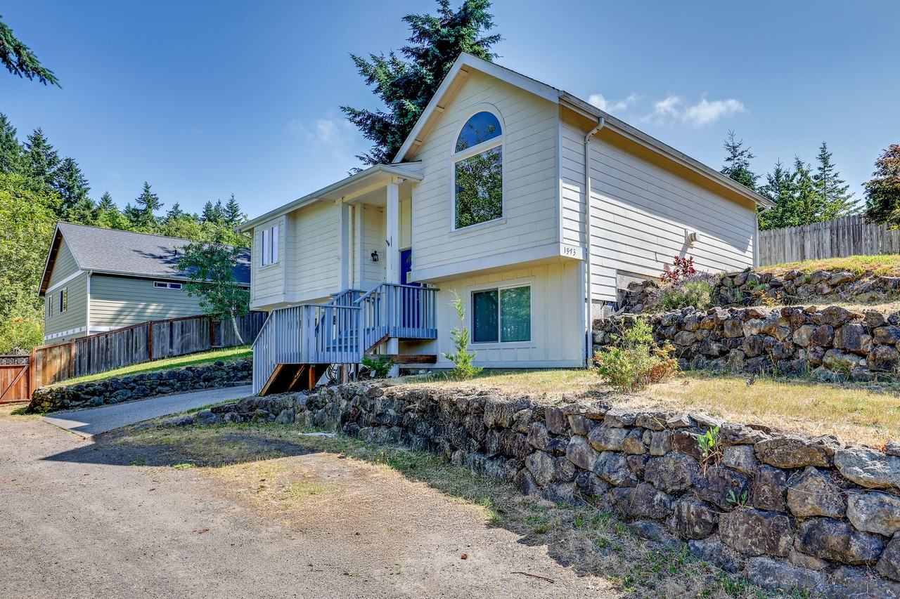 1373 Ne Gilmax Ln - Photo 2 of 31