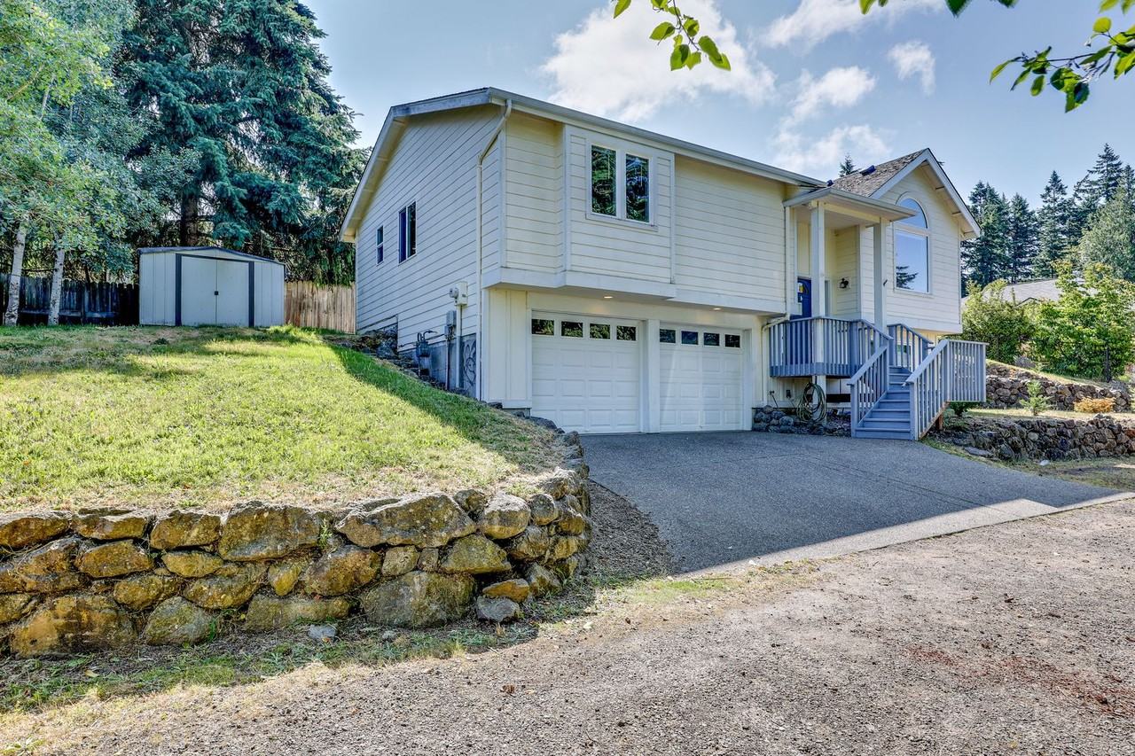 1373 Ne Gilmax Ln - Photo 3 of 31