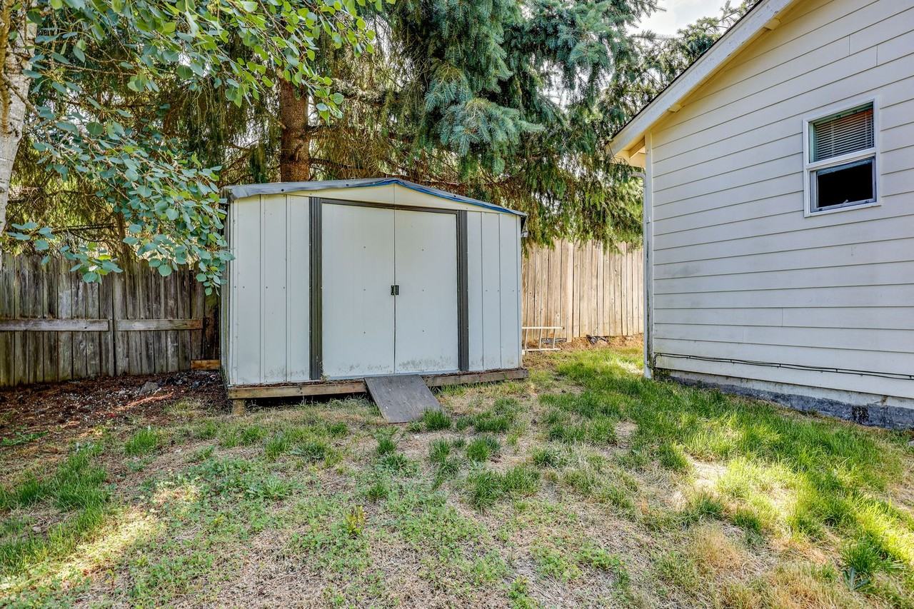 1373 Ne Gilmax Ln - Photo 4 of 31