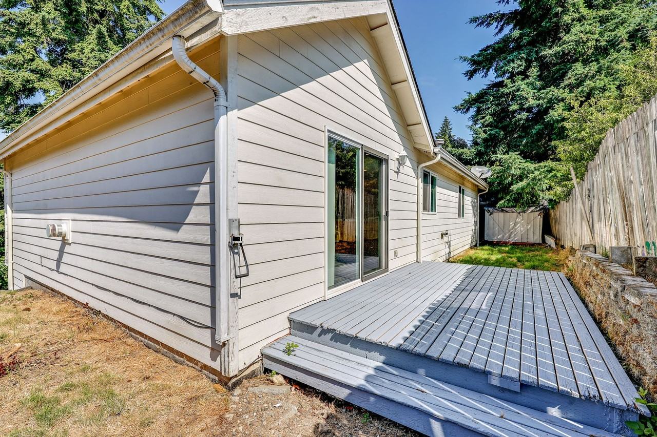 1373 Ne Gilmax Ln - Photo 5 of 31