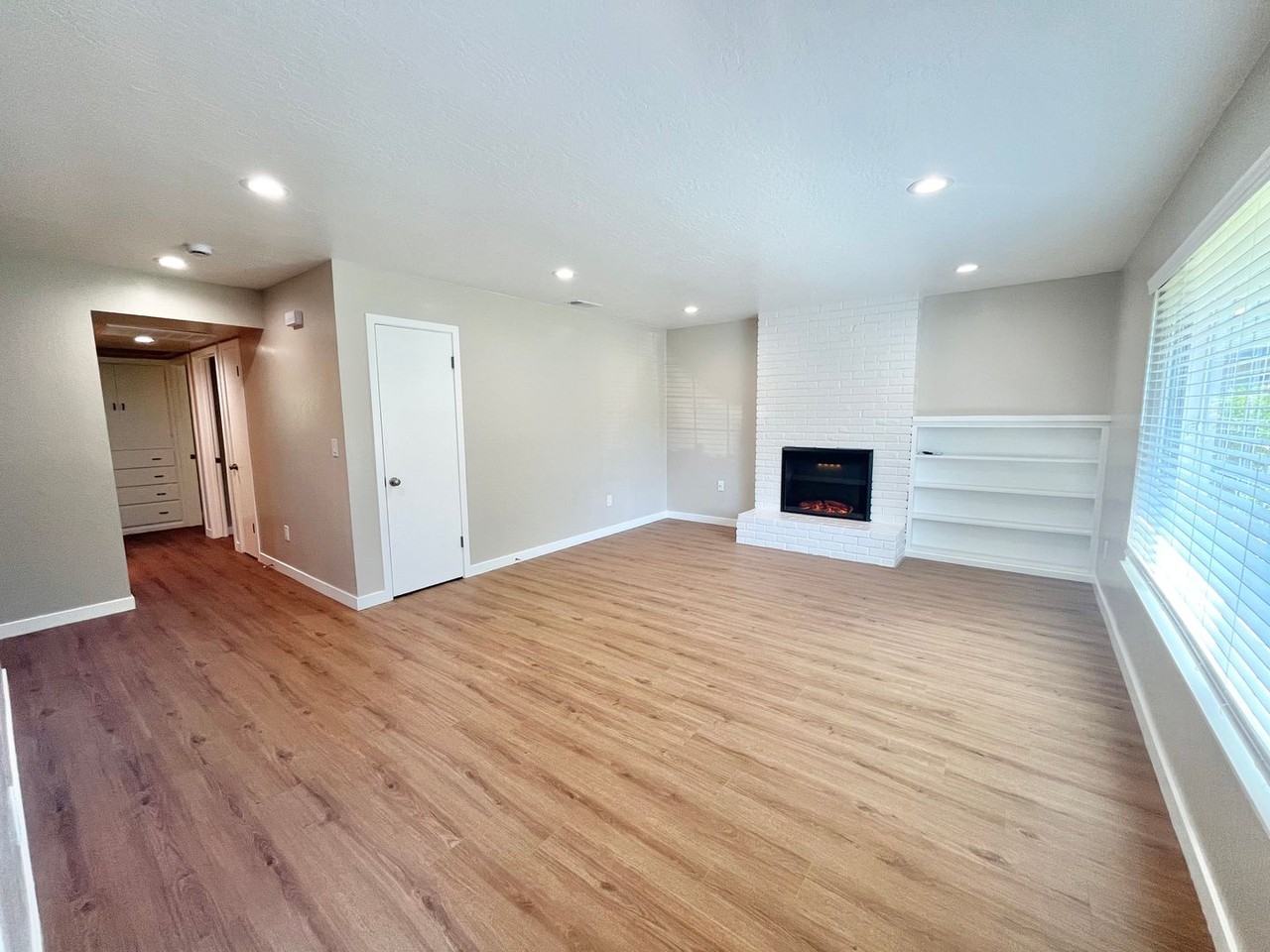 580 Sandburg Dr - Photo 2 of 12