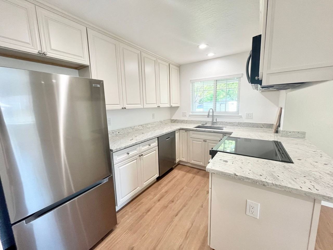 580 Sandburg Dr - Photo 3 of 12