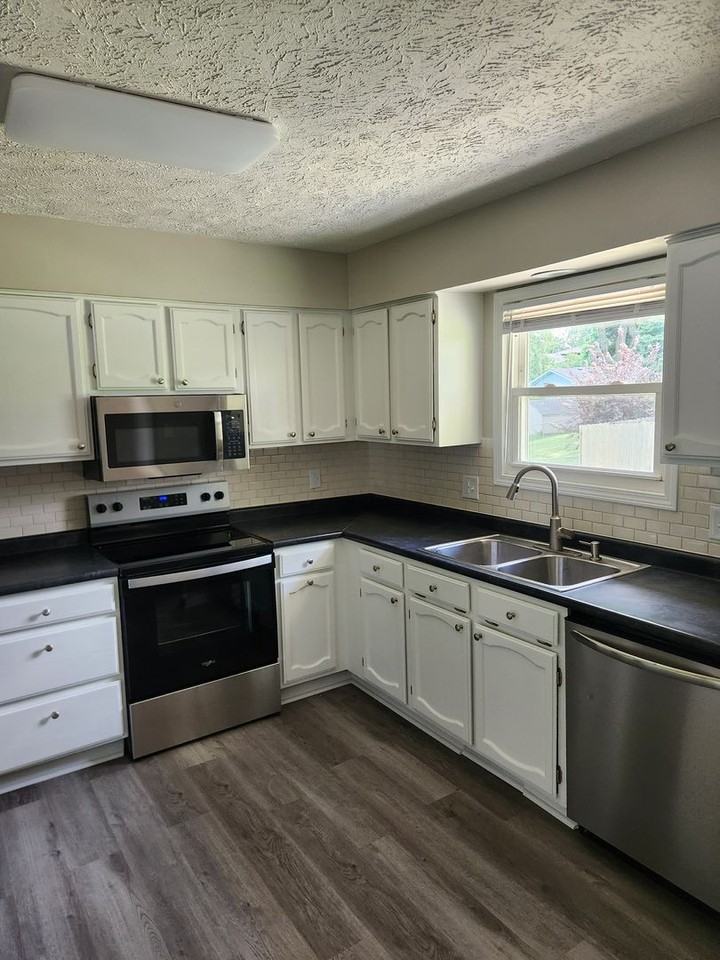 13715 Birchwood Ave - Photo 3 of 18