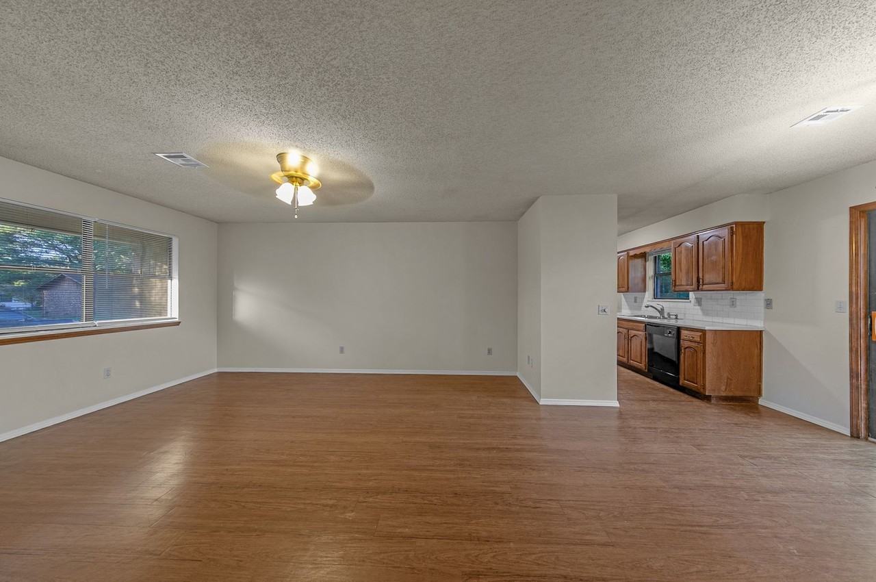 2204 Douglas St - Photo 4 of 19