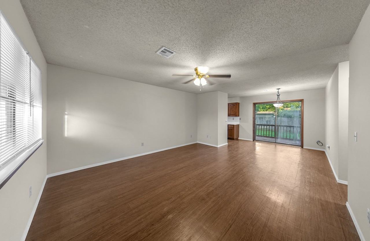 2204 Douglas St - Photo 5 of 19