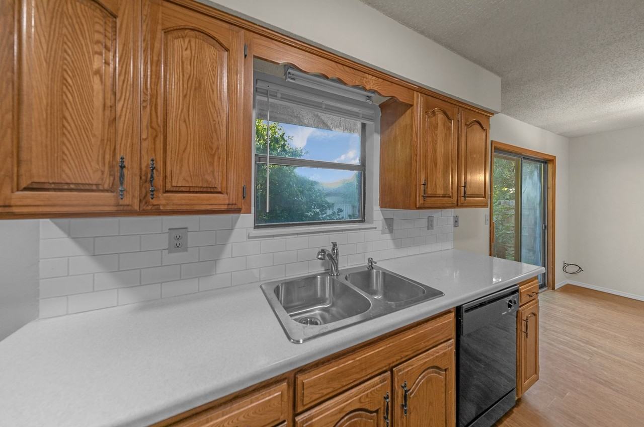 2204 Douglas St - Photo 7 of 19