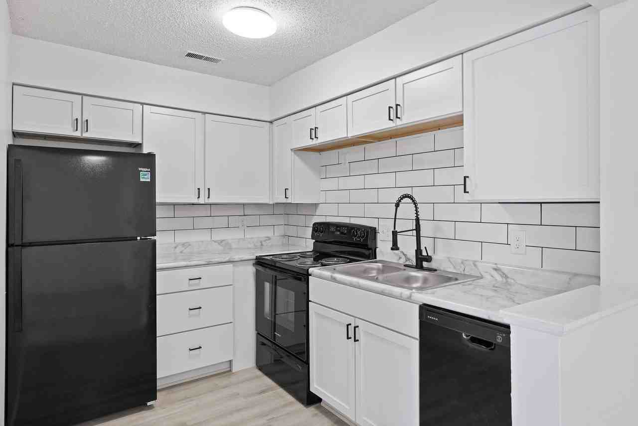 Recently updated apartments near to shopping, dining, and public transportation - Photo 2 of 13