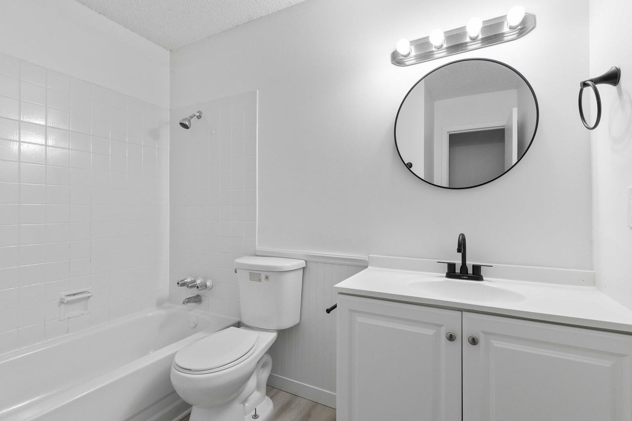 Recently updated apartments near to shopping, dining, and public transportation - Photo 3 of 13