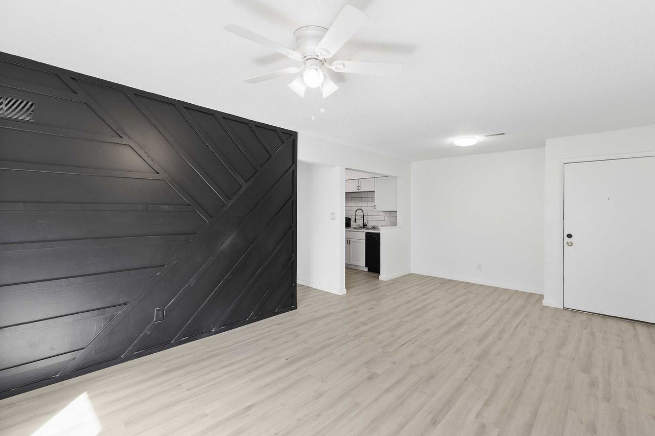 Recently updated apartments near to shopping, dining, and public transportation - Photo 5 of 13