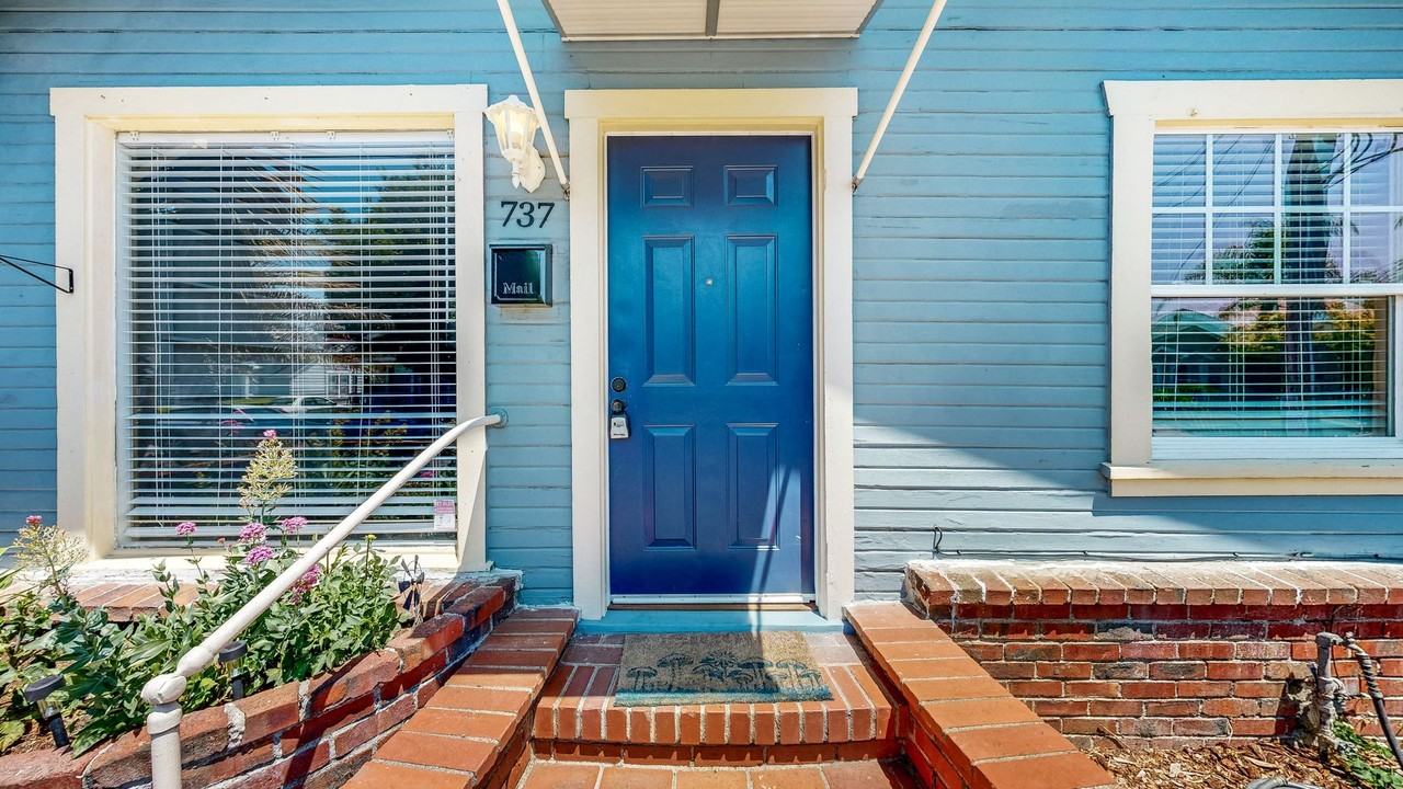 737 Charles St - Photo 4 of 25