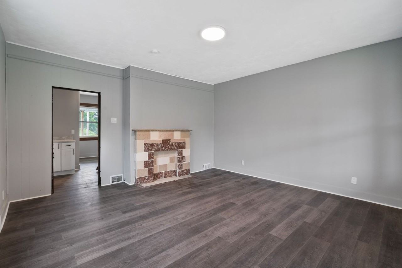 335 Torrence Ave - Photo 3 of 28