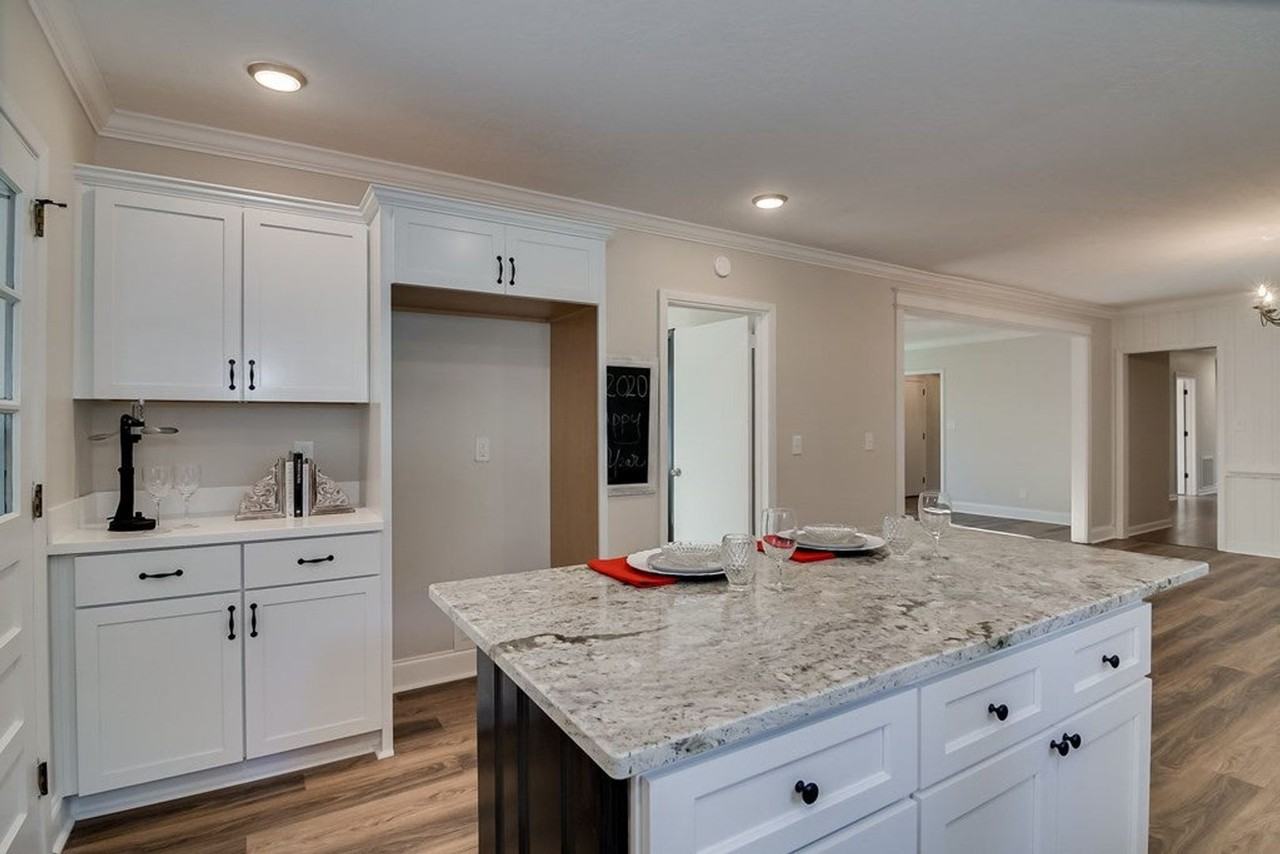 745 Oxford Rd - Photo 3 of 27