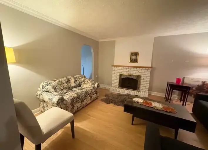 584 Lorne St - Photo 3 of 10