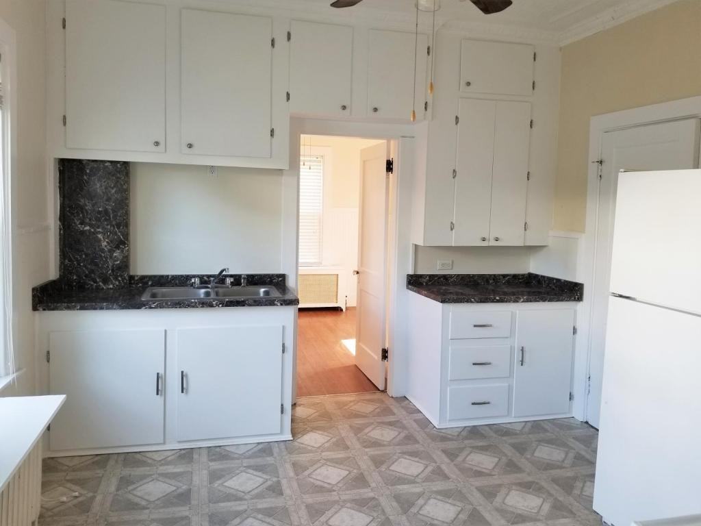 118 Spring St - Photo 3 of 7