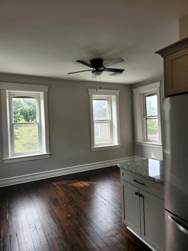 402 N George St - Photo 3 of 12