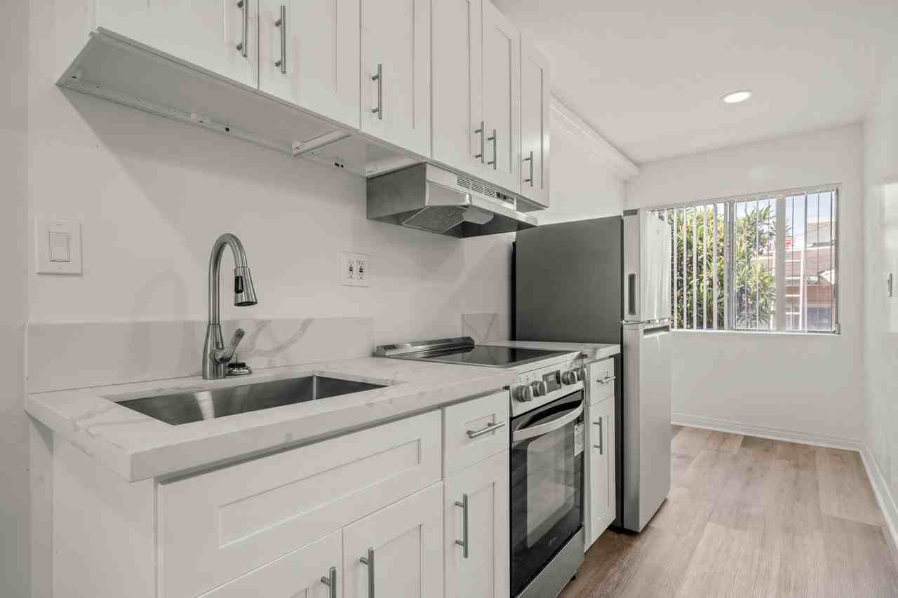 935 S Mariposa Ave - Photo 4 of 29