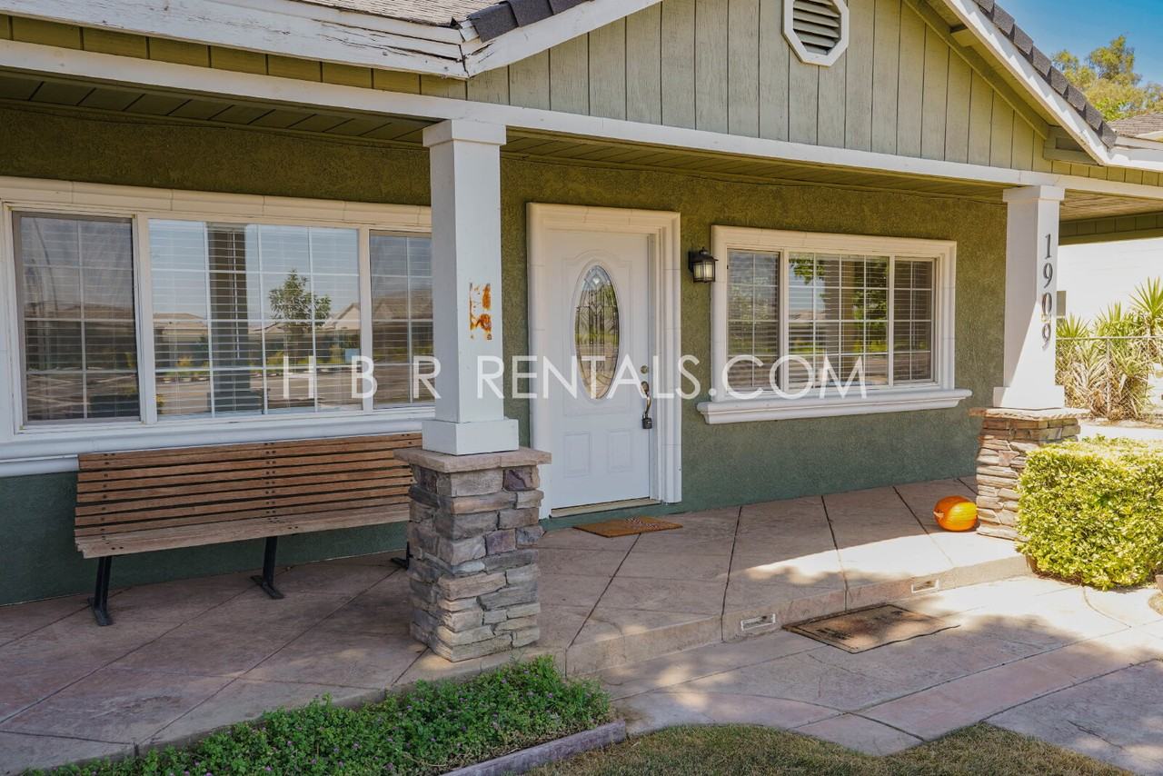 1909 W Valpico Rd - Photo 3 of 50