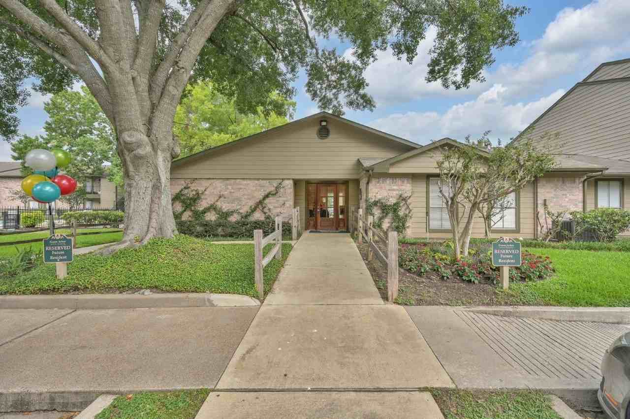 Green Arbor - Photo 2 of 50