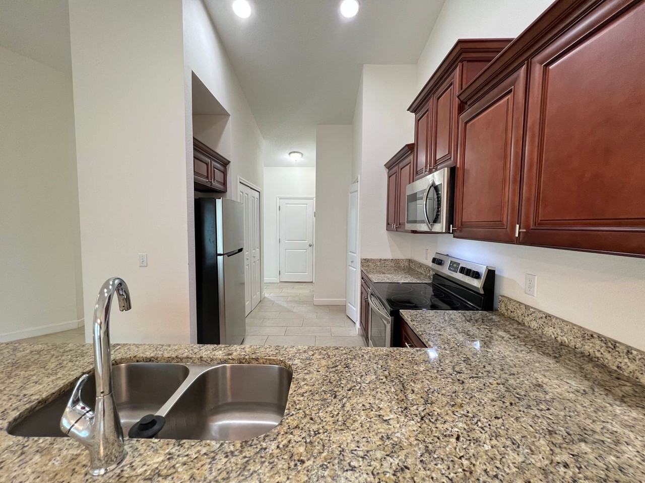 306 Colony Ct - Photo 4 of 18