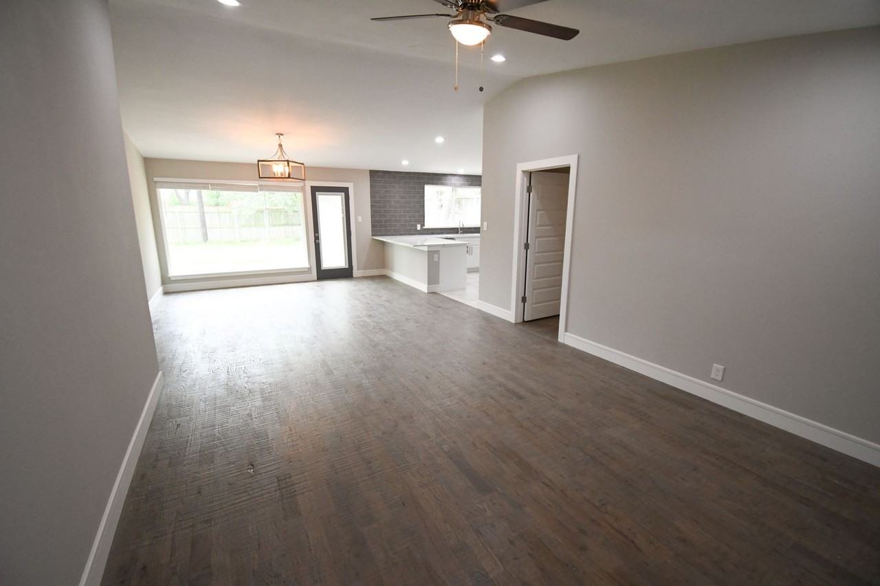 1114 West Northgate Drive - Photo 2 of 19