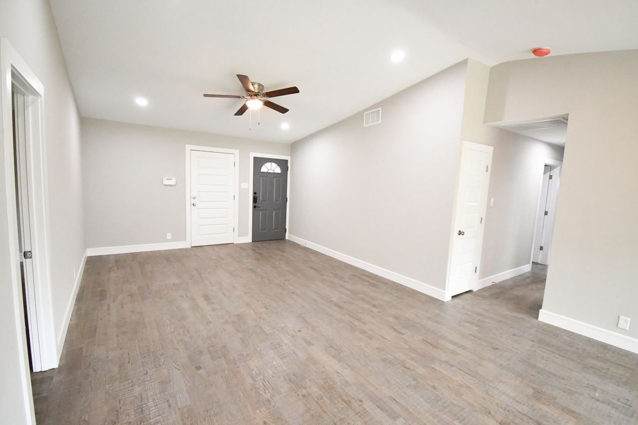 1114 West Northgate Drive - Photo 3 of 19