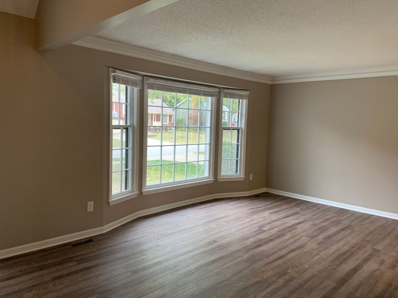 525 Se Brentwood Dr - Photo 3 of 36