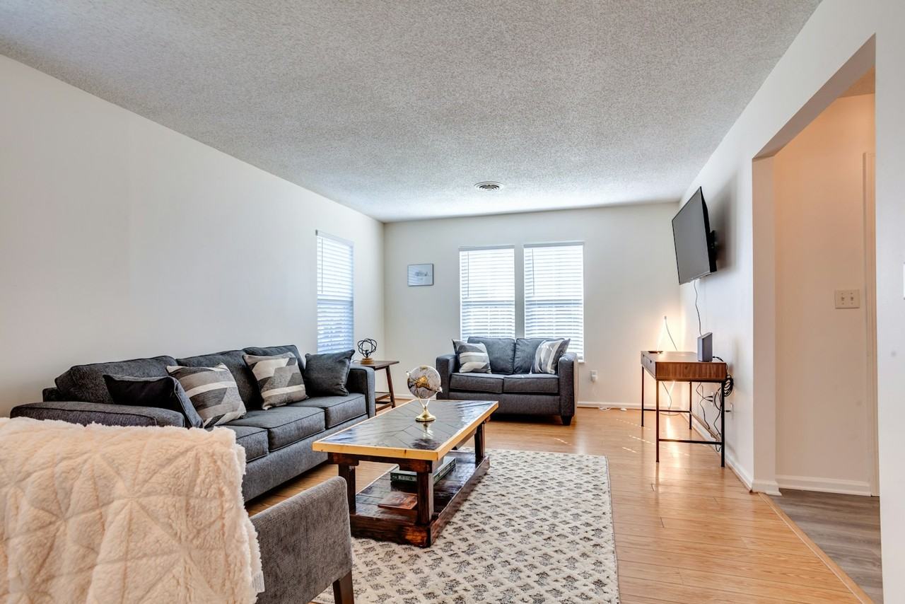 720 Monroe Senter St - Photo 4 of 11