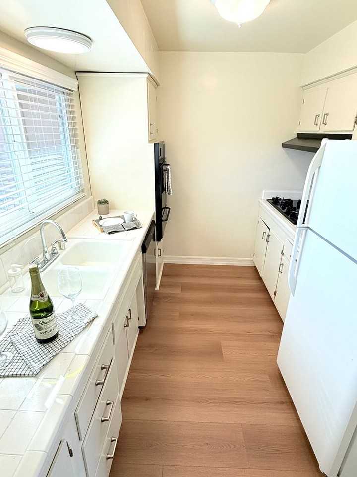 Riviera Apartments - Photo 7 of 12