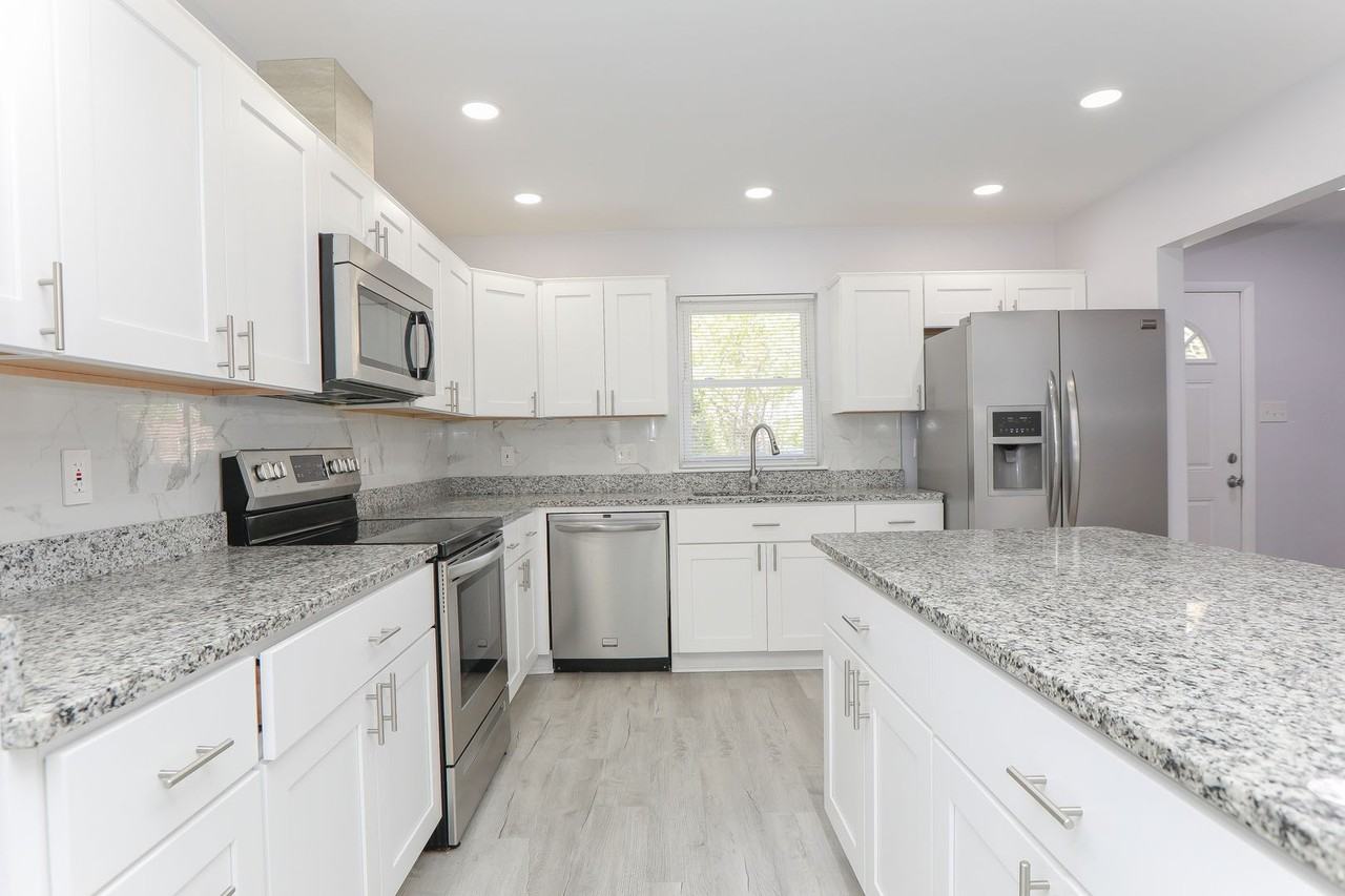 5751 W Hastings Arch - Photo 2 of 24