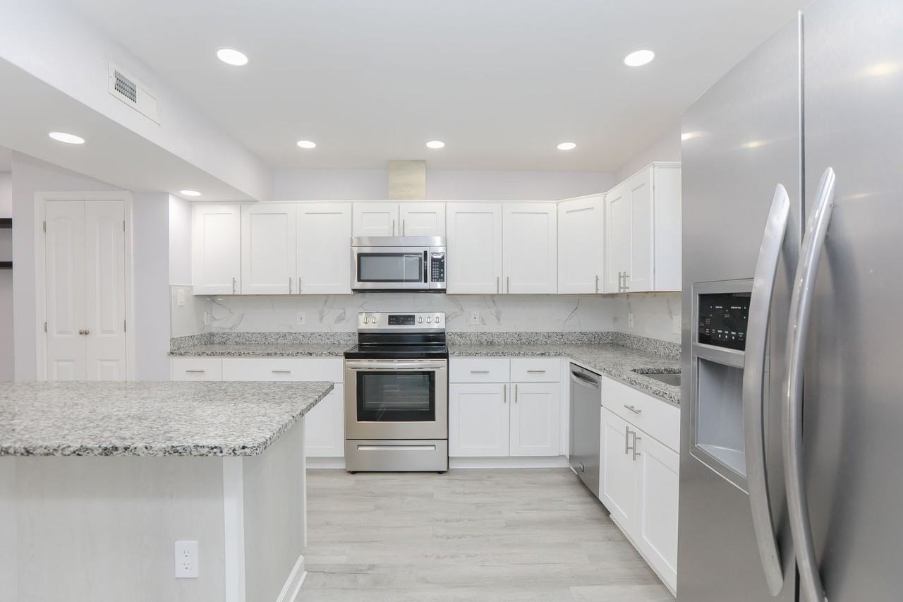 5751 W Hastings Arch - Photo 3 of 24