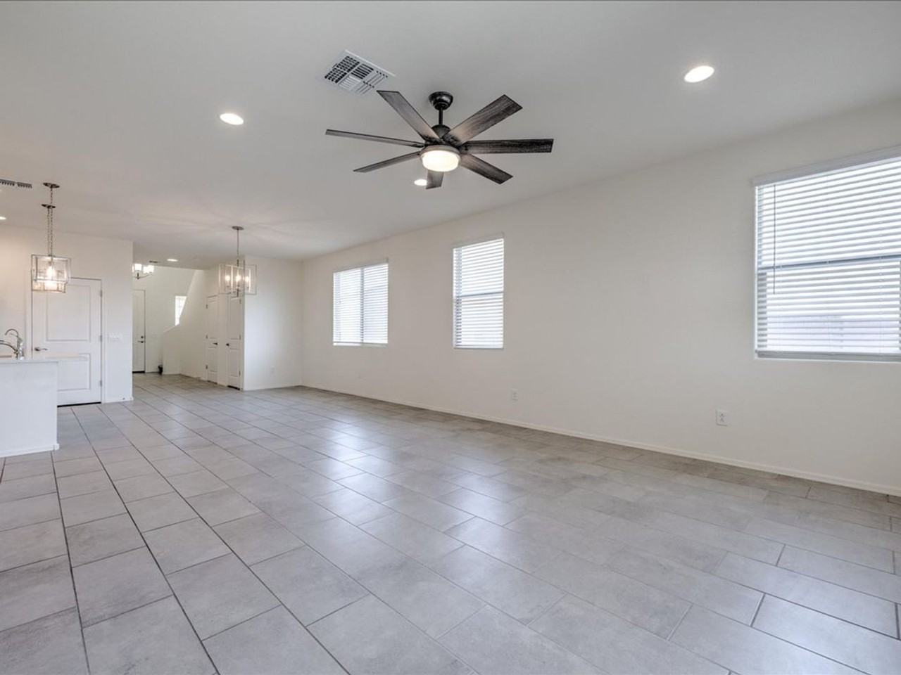 11328 S Weismann Dr - Photo 5 of 35
