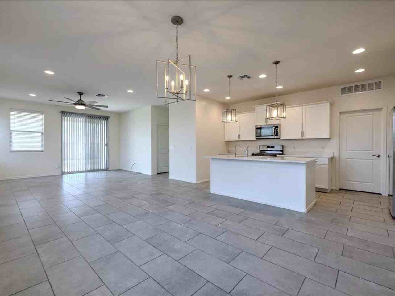 11328 S Weismann Dr - Photo 4 of 35