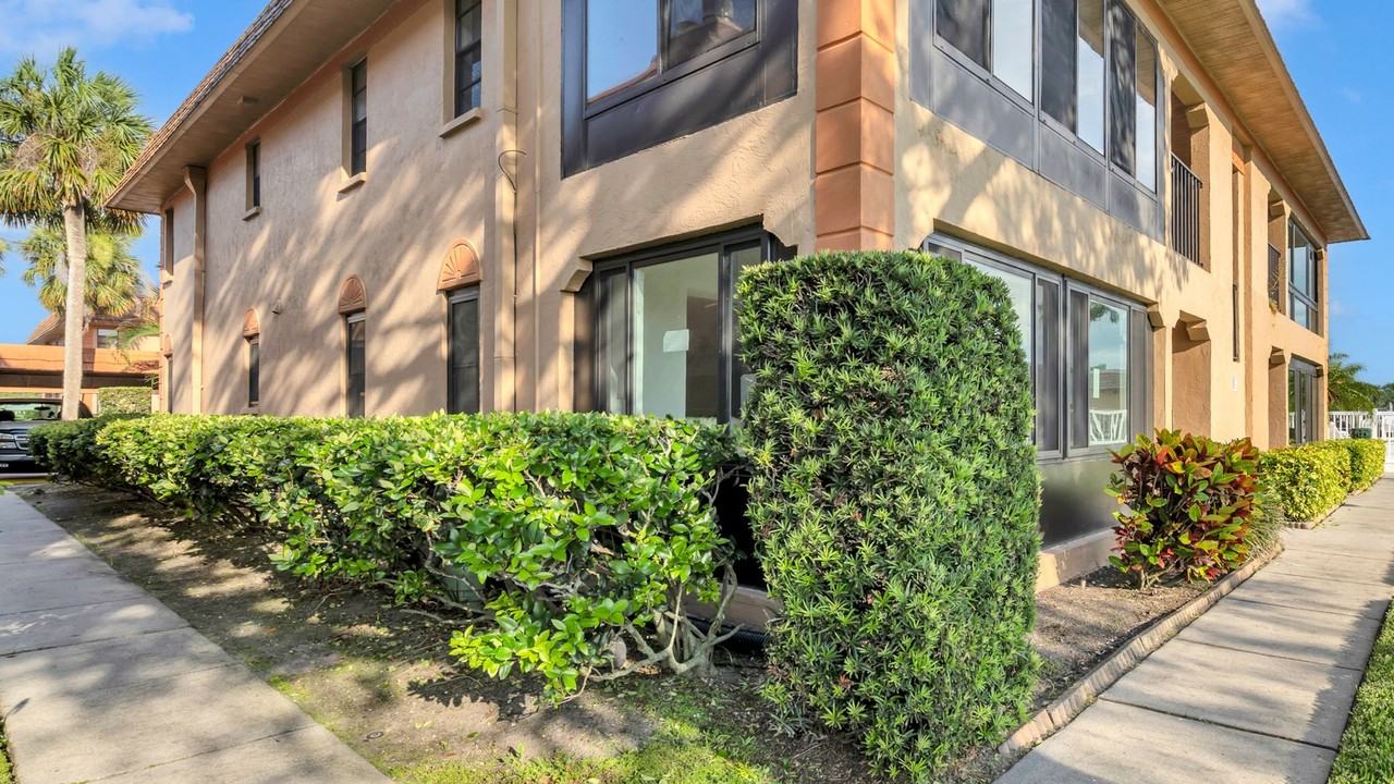 10192 Seminole Island Dr - Photo 2 of 39