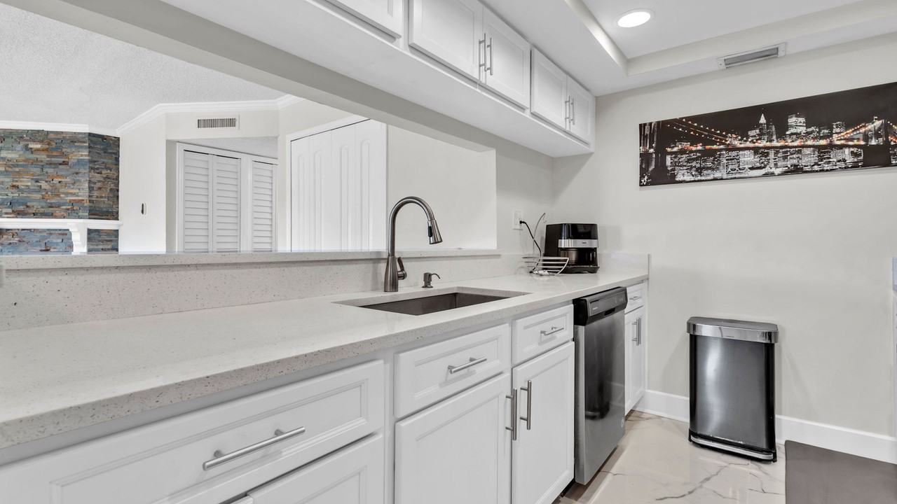 10192 Seminole Island Dr - Photo 6 of 39