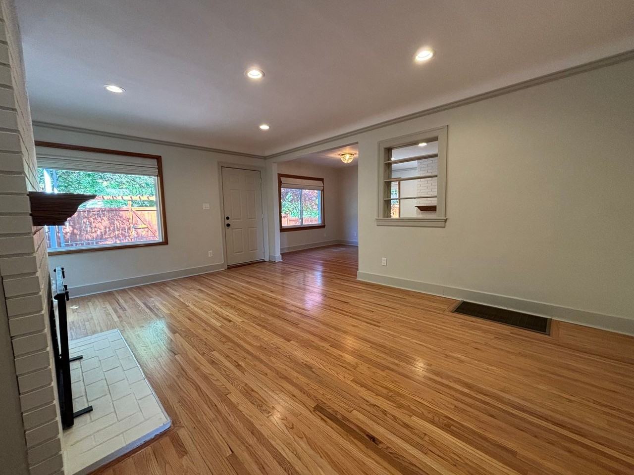 6726 35th Ave Sw - Photo 2 of 34