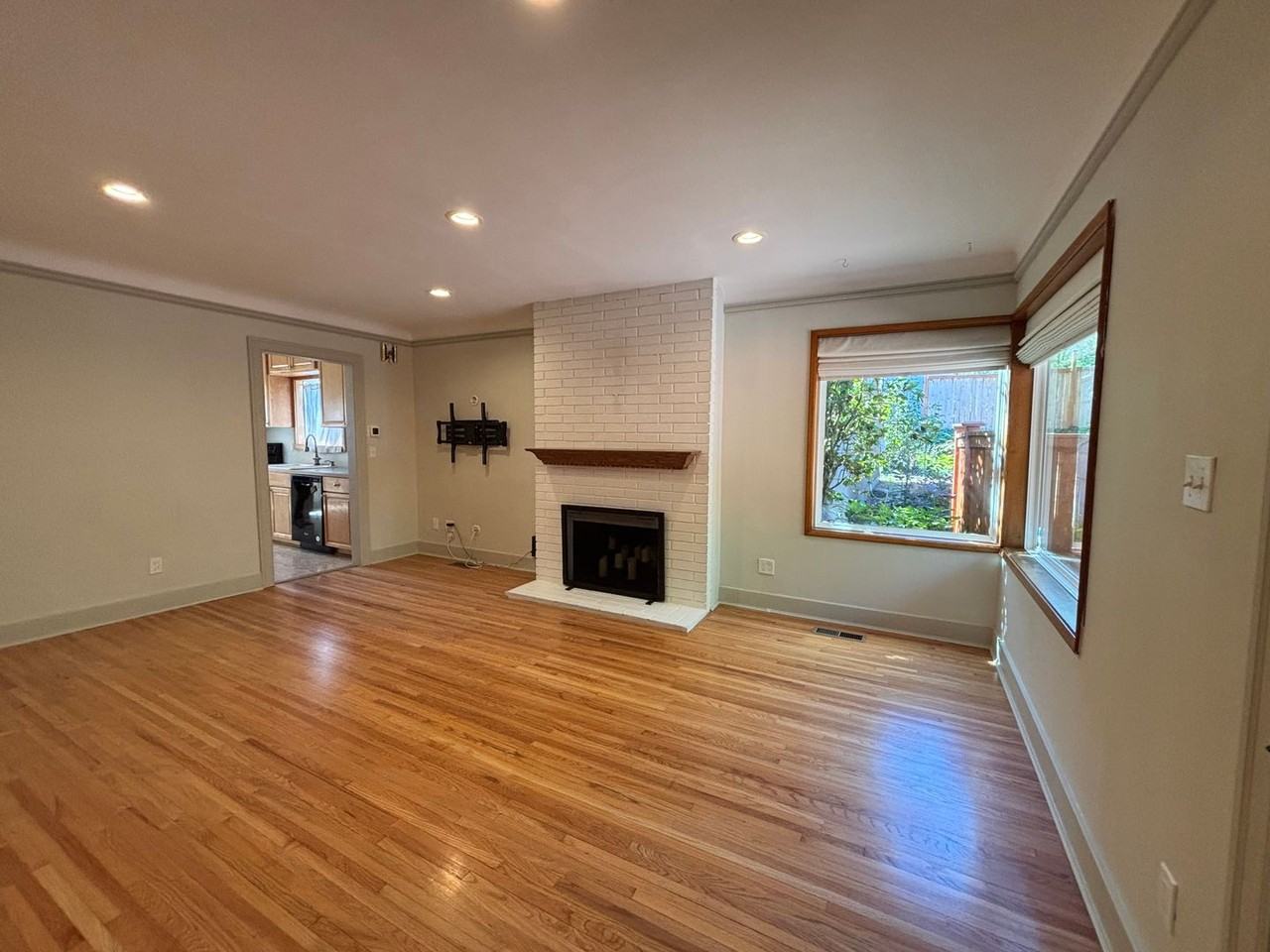 6726 35th Ave Sw - Photo 3 of 34
