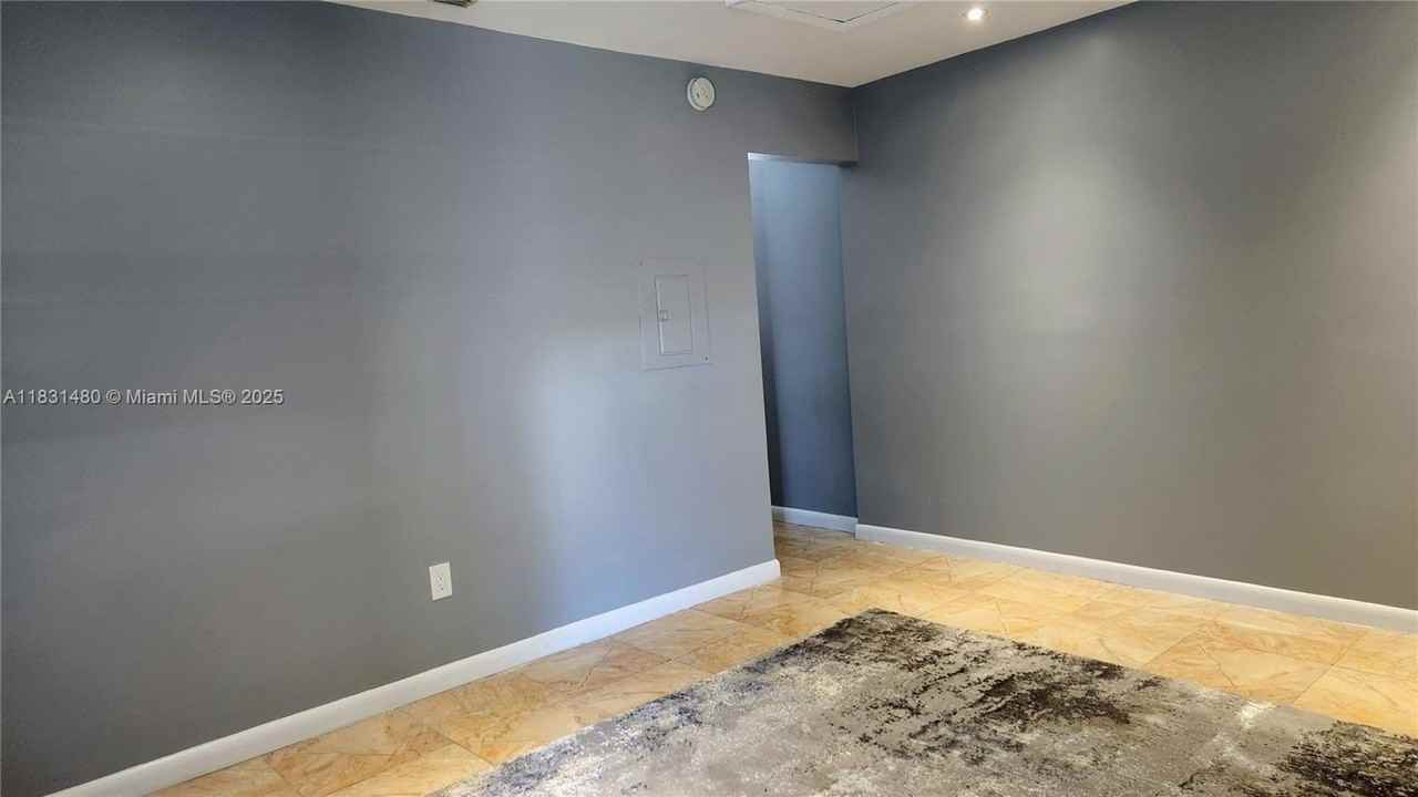 55 Sw 12th St #3 - Photo 2 of 10