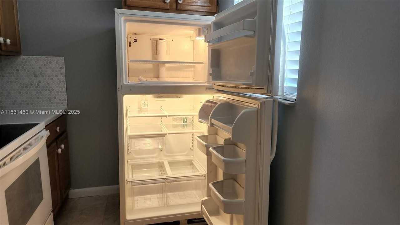 55 Sw 12th St #3 - Photo 3 of 10