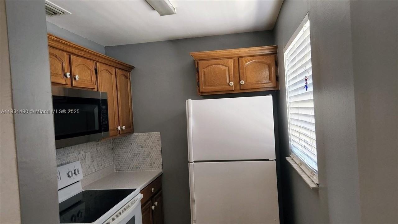 55 Sw 12th St #3 - Photo 4 of 10