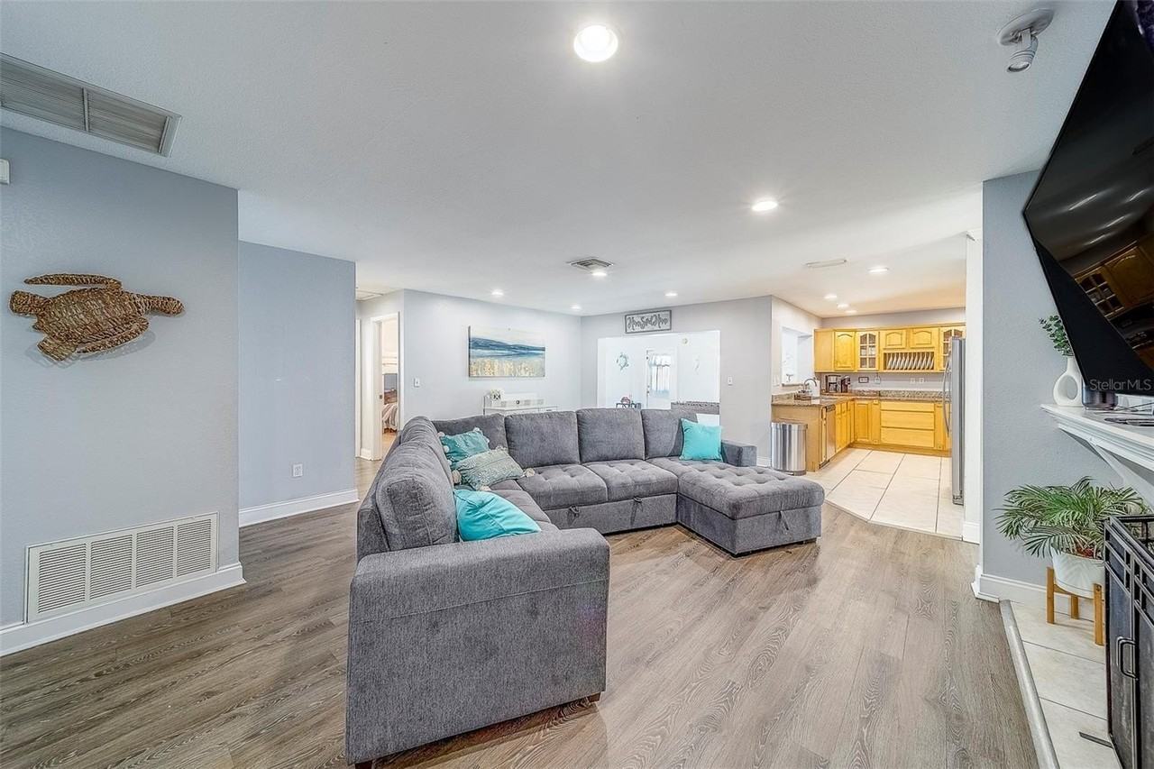 14414 91st Ave - Photo 3 of 50