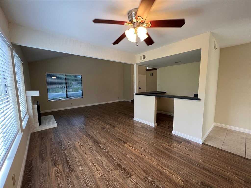 26078 Redbluff Dr - Photo 3 of 9