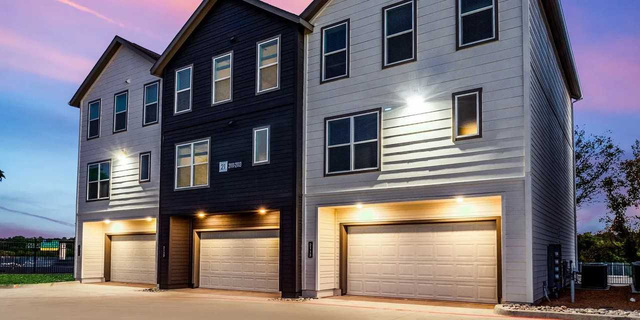 1000 Fort Worth Ave - Photo 2 of 8