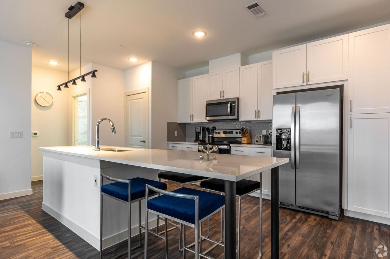 1000 Fort Worth Ave - Photo 3 of 8